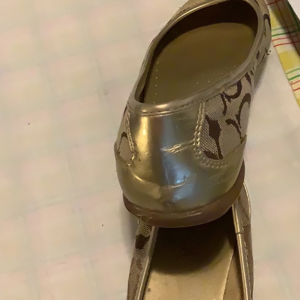 Coach Flats gold/tan signature print , light wear never - Picture 3 of 6